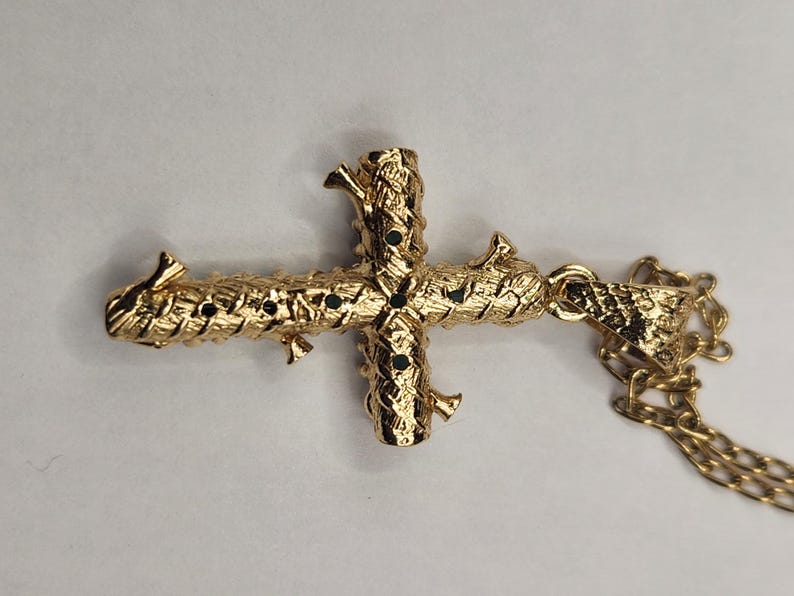 Radiant Colombian Emerald Cross Pendant in 18k Gold
